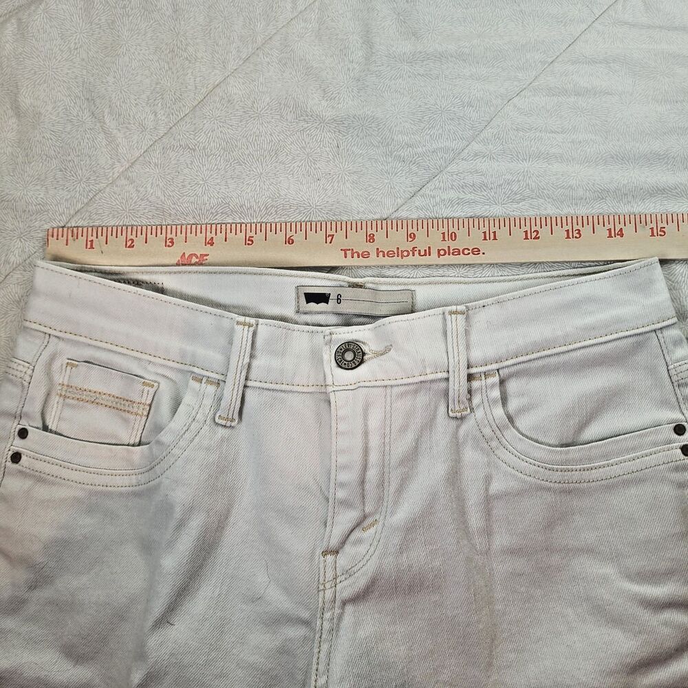 Levis Womens Sz 6 Off White Mid Rise Denim Bermuda Shorts Cuff Back Flap Pockets - Picture 3 of 10